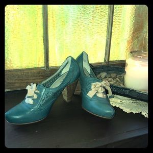 Vintage blue pinup pumps.
